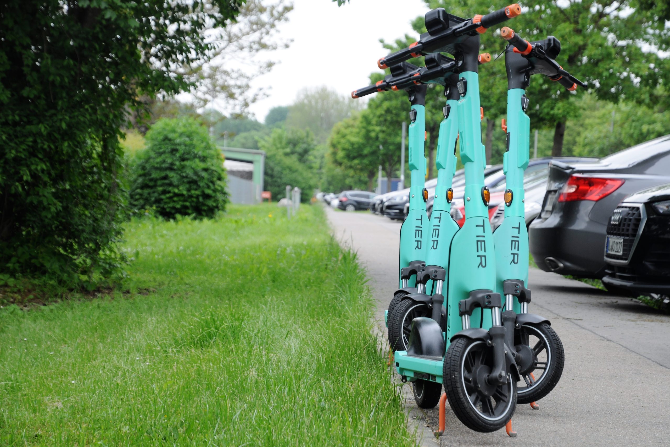 Mit insgesamt 50 E-Rollern kann man im Industrie- und Gewerbegebiet Donautal umweltfreundlich zum Arbeitsplatz gelangen.Foto: Stefan Loeffler